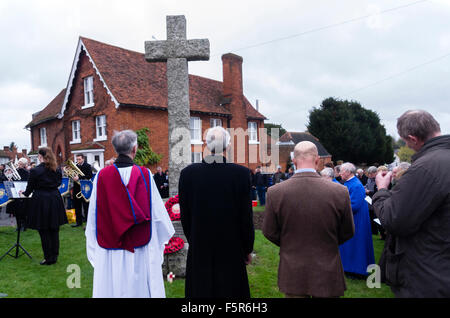 Grand Bardfield, Braintree, Essex, Royaume-Uni. 8 novembre, 2015. Service commémoratif au monument commémoratif de guerre Grand Bardfield Essex ROYAUME UNI le 8 novembre 2015. Dimanche du souvenir au Royaume-Uni est le dimanche le plus proche du 11 novembre qui est la date de la première guerre mondiale. Dimanche du souvenir commémore les morts des deux guerres mondiales. Crédit : William Edwards/Alamy Live News Banque D'Images