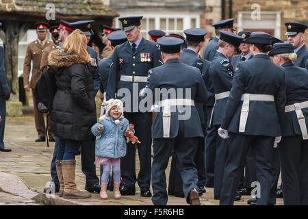 Oakham, Rutland, UK. 8e novembre 2015. Petite fille accueille son père juste avant que les membres de la Royal Air Force pour former jusqu'à l'Armistice Parade et puis mars à l'église de la ville, Tous les Saints pour le service Crédit : Jim Harrison/Alamy Live News Banque D'Images