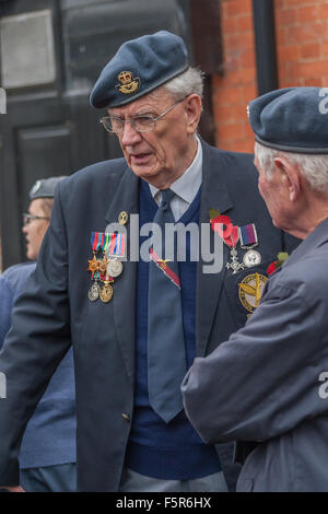 Oakham, Rutland, UK. 8e novembre 2015. Les anciens combattants attendent d'aller à la parade avant de marcher à la All Saints Church pour le crédit de service du souvenir : Jim Harrison/Alamy Live News Banque D'Images