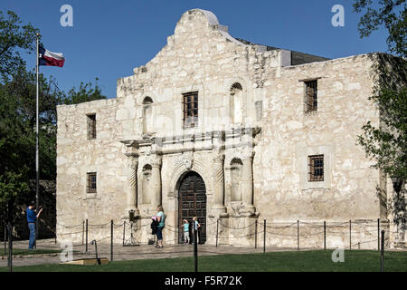 Les gens en face de l'Alamo (Mission San Antonio de Valero), San Antonio, Texas, USA Banque D'Images