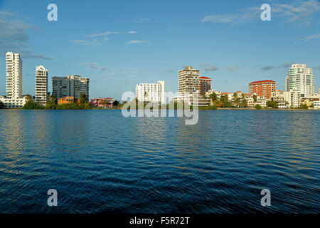 El Condado Lagoon et skyline, El Condado, San Juan, Puerto Rico Banque D'Images