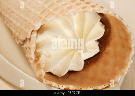 Ice-cream wafer cone avec du chocolat, gros plan Banque D'Images
