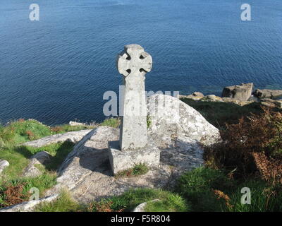 Vue sur la Croix du souvenir à Lamorna Cove sur le South West Coast Path Banque D'Images