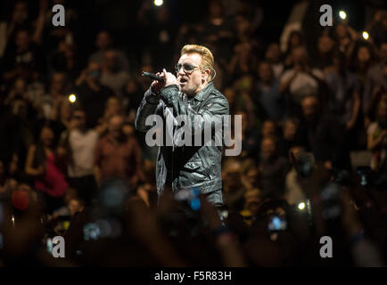 Bonoof U2 fonctionne à la SSE Hydro dans le cadre de leur iNNOCENCE  + expérience tour le 6 novembre 2015 à Glasgow, en Écosse. Banque D'Images