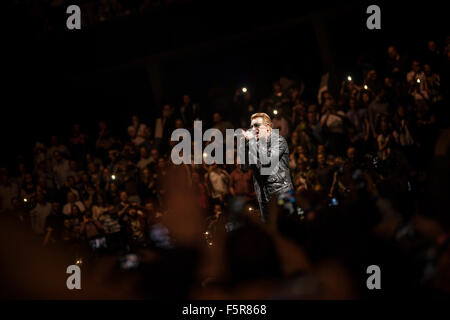 Bono de U2 fonctionne à la SSE Hydro dans le cadre de leur iNNOCENCE  + expérience tour le 6 novembre 2015 à Glasgow, en Écosse. Banque D'Images