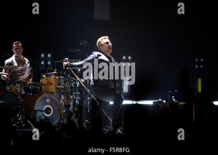 Bono de U2 fonctionne à la SSE Hydro dans le cadre de leur iNNOCENCE  + expérience tour le 6 novembre 2015 à Glasgow, en Écosse. Banque D'Images