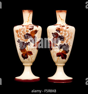 Victorien antique Paire de vases en verre opalin peint à la main Banque D'Images