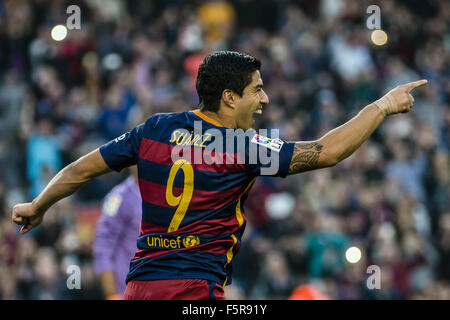 Barcelone, Catalogne, Espagne. Nov 8, 2015. L'avant du FC Barcelone SUAREZ célèbre son but dans le match de championnat entre le FC Barcelone et Villarreal CF au Camp Nou à Barcelone Crédit : Matthias Rickenbach/ZUMA/Alamy Fil Live News Banque D'Images