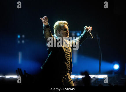 Bono de U2 fonctionne à la SSE Hydro dans le cadre de leur iNNOCENCE  + expérience tour le 6 novembre 2015 à Glasgow, en Écosse. Banque D'Images