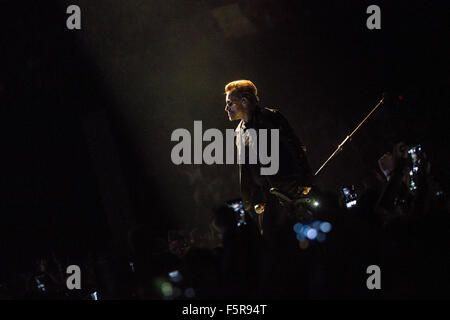 Bono de U2 fonctionne à la SSE Hydro dans le cadre de leur iNNOCENCE  + expérience tour le 6 novembre 2015 à Glasgow, en Écosse. Banque D'Images