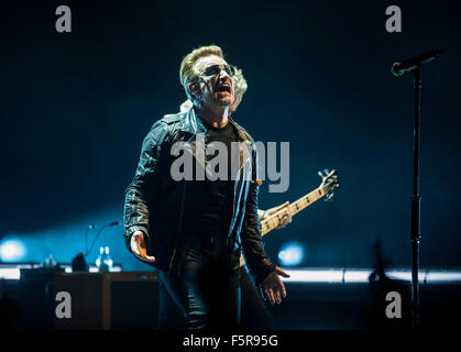 Bono de U2 fonctionne à la SSE Hydro dans le cadre de leur iNNOCENCE  + expérience tour le 6 novembre 2015 à Glasgow, en Écosse. Banque D'Images