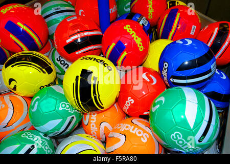 Ballons multicolores, rouge, vert, bleu, jaune, orange