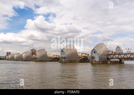 La barrière de la Tamise à Londres en Angleterre. La Thames Barrier est la deuxième plus grande barrière inondation mobiliers Banque D'Images