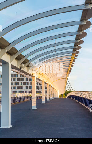 Bell's passerelle enjambant la rivière Clyde à Glasgow, Écosse, Royaume-Uni. Construit en 1988. Banque D'Images