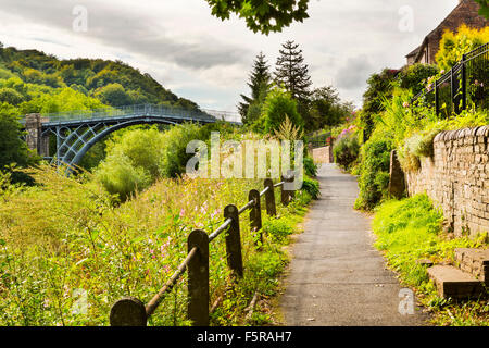 Le pont de fer sur la rivière Severn, Ironbridge Gorge, Shropshire, England, UK. Conçu par Thomas Farnolls Pritchard Banque D'Images
