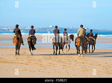 Les membres de la troupe Kings ' Royal Horse Artillery ' profiter de l'exercice sur la plage à Watergate Bay dans la région de Cornwall, UK Banque D'Images