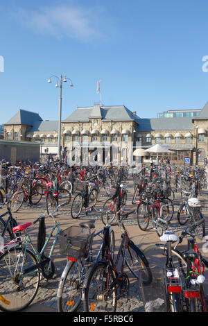 Location garé en face de la gare centrale de Göteborg, Suède Banque D'Images