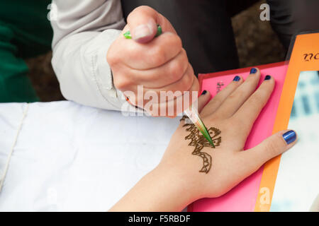 Saint-pétersbourg, Russie - le 19 juillet 2015 : Brown henna mehndi ou coller sur demande femme part, la décoration de la peau ou bio-tattoo Banque D'Images