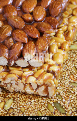 Les amandes, les arachides et les graines de courge brittles dans le marché des bonbons de Morelia, au Mexique. Banque D'Images