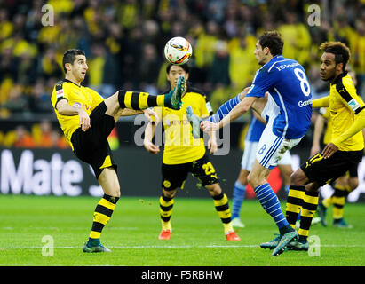 Dortmund, Allemagne. 05Th Nov, 2015. Dortmund Allemagne Signal-Iduna-Park 8.11.2015, Ligue allemande de football Bundesliga 2015/2016 journée 12 saison , Borussia Dortmund (BVB) vs Schalke 04 (S04) ----- Henrikh (Mikhitaryan Goretzka BVB), Leon (S04) : crédit kolvenbach/Alamy Live News Banque D'Images