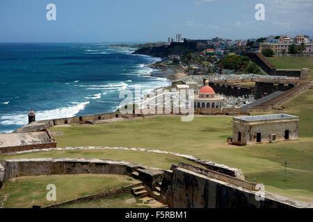 Vue sur la vieille ville de San Juan de fort El Morro, San Juan, Puerto Rico, des Caraïbes Banque D'Images