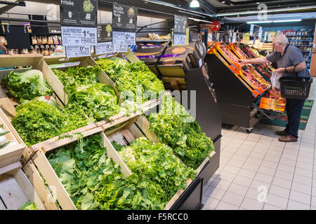 La laitue, les légumes verts,sur l'affichage à l'Intermarché supermarché, Espéraza, Aude, sud de la France. Banque D'Images