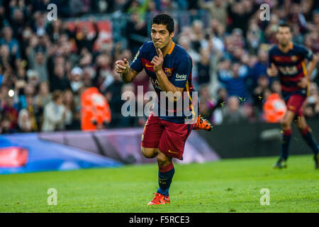 Novembre 08th, 2015. Barcelone, Espagne : le FC Barcelone est l'avant SUAREZ célèbre son but dans le match de championnat entre le FC Barcelone et Villarreal CF au Camp Nou à Barcelone Banque D'Images