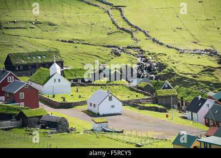 Le village Mykines sur les îles Féroé comme vu de la montagne Banque D'Images