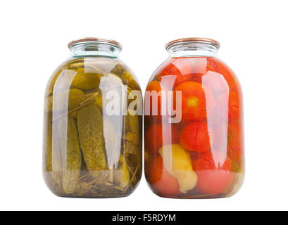 Concombres et tomates en conserve dans des bocaux en verre isolated on white Banque D'Images