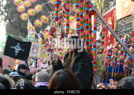 Jeune fille en attente de jouets colorés vendeur vente sur Foire du temple Ditan spring festival du Nouvel An chinois Banque D'Images