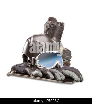 Lunettes de sport d'hiver, snowboard boot, casque et gants isolé sur fond blanc Banque D'Images