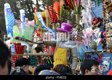 Vendeur porte le costume dessin animé de vendre à temple Ditan juste Nouvel An chinois fête du printemps Banque D'Images