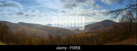 Panorama de brouillard dans vallée de Shenandoah National Park aux beaux jours d'automne. Banque D'Images