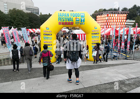 Les visiteurs se réunissent au ''Moshi Moshi Festival Nippon 2015'' le 7 novembre 2015 à Tokyo, Japon. Stars de la musique japonaise et les modèles ont assisté à l'Moshi Moshi Nippon 2015 Festival dans le but de promouvoir la culture populaire japonaise (mode, tv, de la musique et de l'alimentation) pour le monde. Pour cette année, l'événement de Tokyo les visiteurs avec un passeport non-japonais ont été admis dans gratuitement et donné la priorité coin. L'événement se déroule pendant trois jours jusqu'à ce 8 novembre à la Tokyo Metropolitan Gymnasium. © Rodrigo Reyes Marin/AFLO/Alamy Live News Banque D'Images