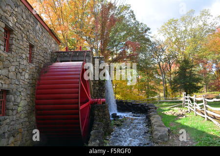 Longfellow's Wayside Inn Grist Mill à l'automne Banque D'Images