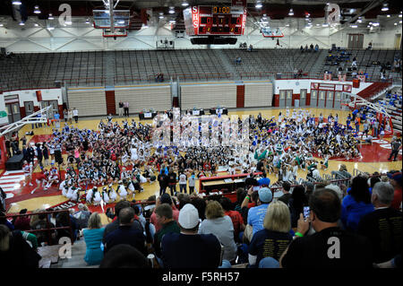 Championnat de cheerleading de l'Indiana pour l'attente des résultats d'attribution. Banque D'Images