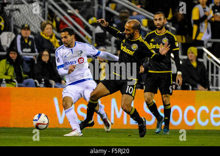 Columbus, Ohio, USA. 05Th Nov, 2015. Columbus Crew SC avant Federico Higuain (10) et le milieu de terrain de l'Impact de Montréal Dilly Duka (5) lutte pour la balle dans la première moitié de l'Audi 2015 MLS Cup Playoffs match entre l'Impact de Montréal et Columbus Crew Stadium, MAPFRE à SC à Columbus OH. Le 8 novembre 2015. Columbus Crew SC a remporté en un peu plus de temps avec un score global de 4 à 3. Crédit photo : Dorn Byg/CSM Crédit : Cal Sport Media/Alamy Live News Banque D'Images