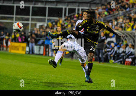 Columbus, Ohio, USA, le 08 novembre, 2015. Columbus Crew SC defender Harrison Afful (25) et le milieu de terrain de l'Impact de Montréal Ignacio Piatti (10) Bataille pour la balle dans la première moitié de l'Audi 2015 MLS Cup Playoffs match entre l'Impact de Montréal et Columbus Crew Stadium, MAPFRE à SC à Columbus OH. Le 8 novembre 2015. Columbus Crew SC a remporté en un peu plus de temps avec un score global de 4 à 3. Crédit photo : Dorn Byg/CSM Crédit : Cal Sport Media/Alamy Live News Banque D'Images