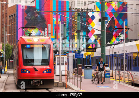 Le centre-ville de Minneapolis. Transport en commun Métro Ligne bleue Hiawatha Light Rail à Hennepin. arrêt de l'entrepôt Bob Dylan murale dans l'arrière-plan. Banque D'Images