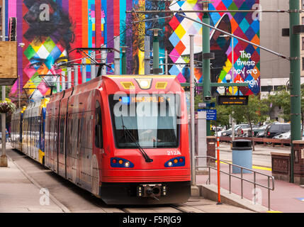 Le centre-ville de Minneapolis. Transport en commun Métro Ligne bleue Hiawatha Light Rail à Hennepin. arrêt de l'entrepôt Bob Dylan murale dans l'arrière-plan. Banque D'Images