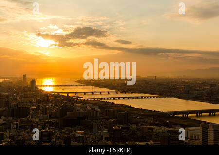 Osaka Coucher du soleil. Vue depuis le jardin suspendu à l'Umeda Sky Building Banque D'Images