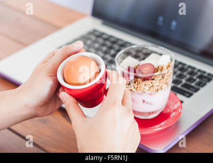 Petit-déjeuner oeuf moyen avec le muesli sur station de travail, stock photo Banque D'Images