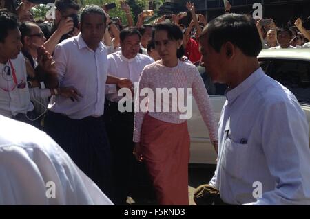 Yangon, Myanmar. 09Th Nov, 2015. L'icône de la démocratie Aung San Suu Kyi est accueilli par les supporters lors de son arrivée au siège de la Ligue nationale de la démocratie à Yangon, Myanmar, 9 Nov 2015. Suu Kyi partisans dit "Je pense que vous avez déjà une idée de l' Résultats de l'élection, faisant allusion à la victoire écrasante de la LND durant les élections. Crédit : Arthur Jones Dionio/Alamy Live News Banque D'Images