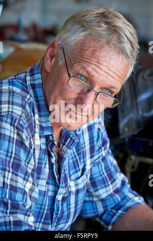 Portrait d'un homme d'âge mûr avec sa moto dans l'arrière-plan Banque D'Images