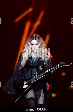 Samedi. Nov 7, 2015. Madonna se produit en concert au cours de sa 'Rebel Heart Tour' à Prague, en République tchèque, le samedi 7 novembre 2015. © Katerina Sulova/CTK Photo/Alamy Live News Banque D'Images