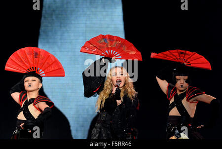 Samedi. Nov 7, 2015. Madonna se produit en concert au cours de sa 'Rebel Heart Tour' à Prague, en République tchèque, le samedi 7 novembre 2015. © Katerina Sulova/CTK Photo/Alamy Live News Banque D'Images