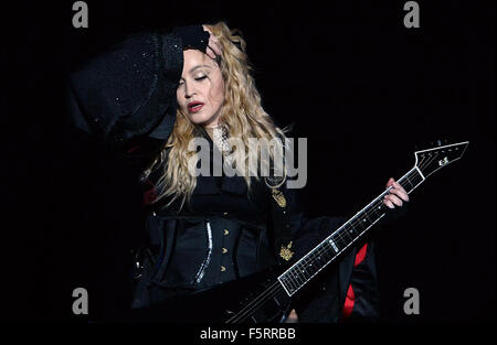 Samedi. Nov 7, 2015. Madonna se produit en concert au cours de sa 'Rebel Heart Tour' à Prague, en République tchèque, le samedi 7 novembre 2015. © Katerina Sulova/CTK Photo/Alamy Live News Banque D'Images