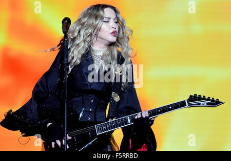 Samedi. Nov 7, 2015. Madonna se produit en concert au cours de sa 'Rebel Heart Tour' à Prague, en République tchèque, le samedi 7 novembre 2015. © Katerina Sulova/CTK Photo/Alamy Live News Banque D'Images