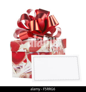 Boîte-cadeau avec arc rouge et carte vierge. Isolated on white Banque D'Images
