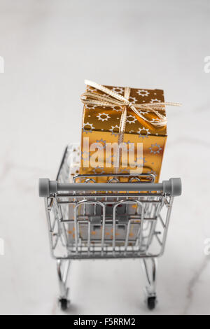 Concept d'achats de Noël, mini panier rempli de boîtes avec Banque D'Images